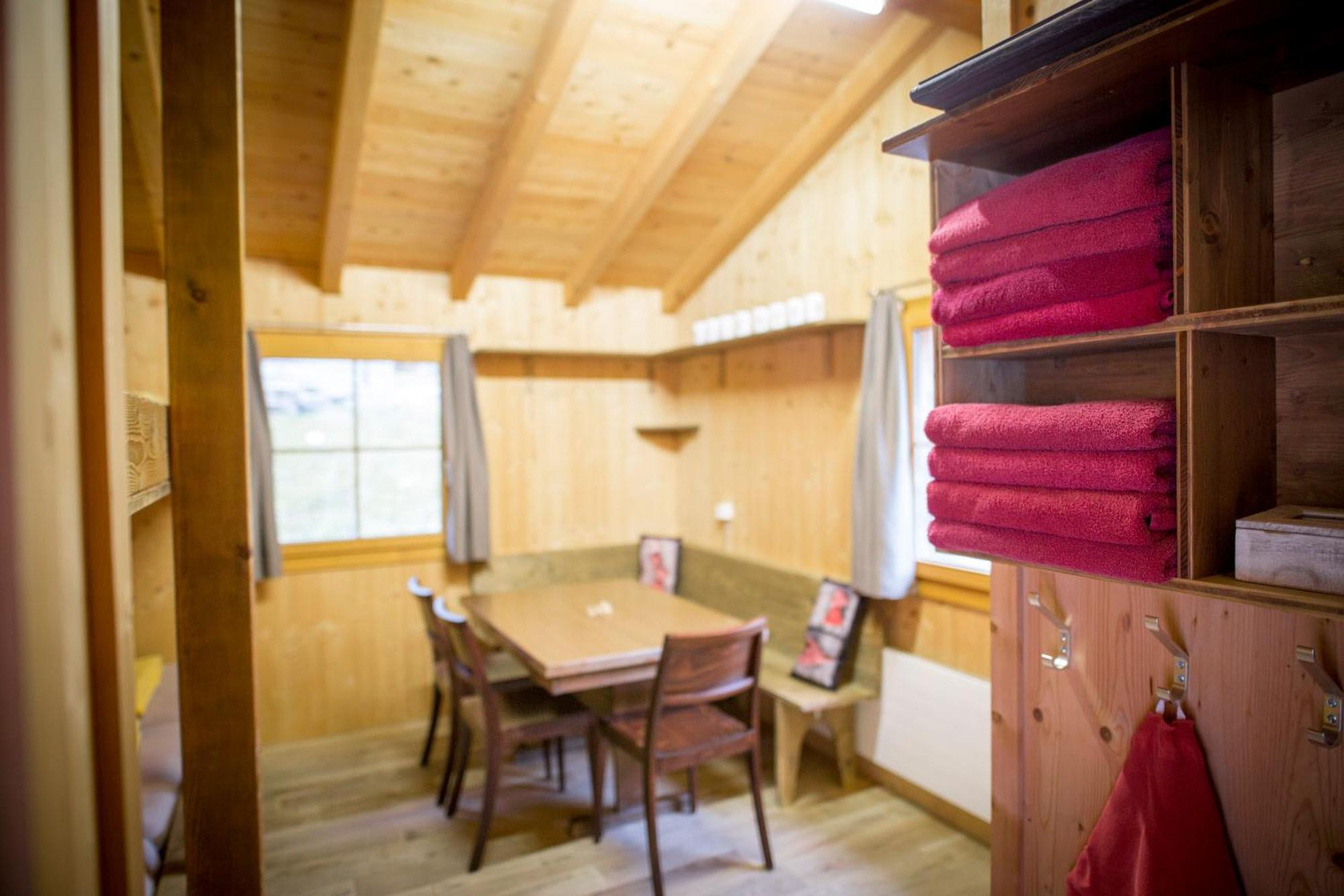 Hüttenhotel Husky Lodge Muotathal Eksteriør billede
