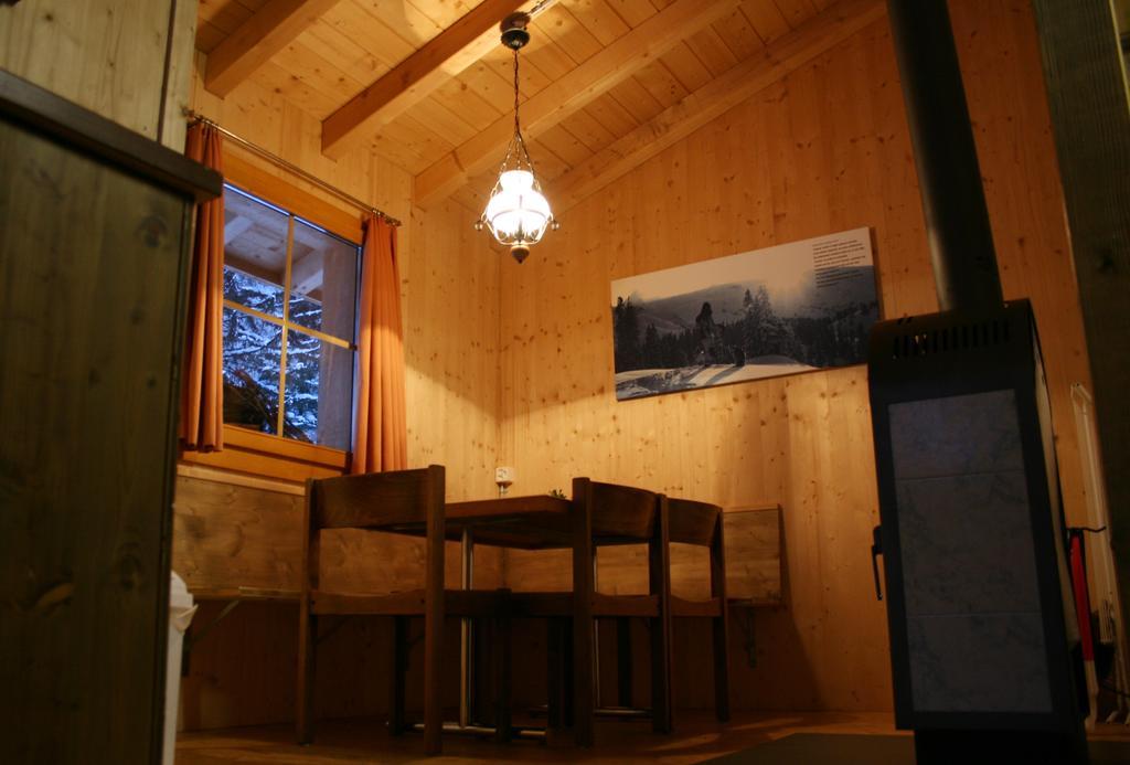 Hüttenhotel Husky Lodge Muotathal Værelse billede